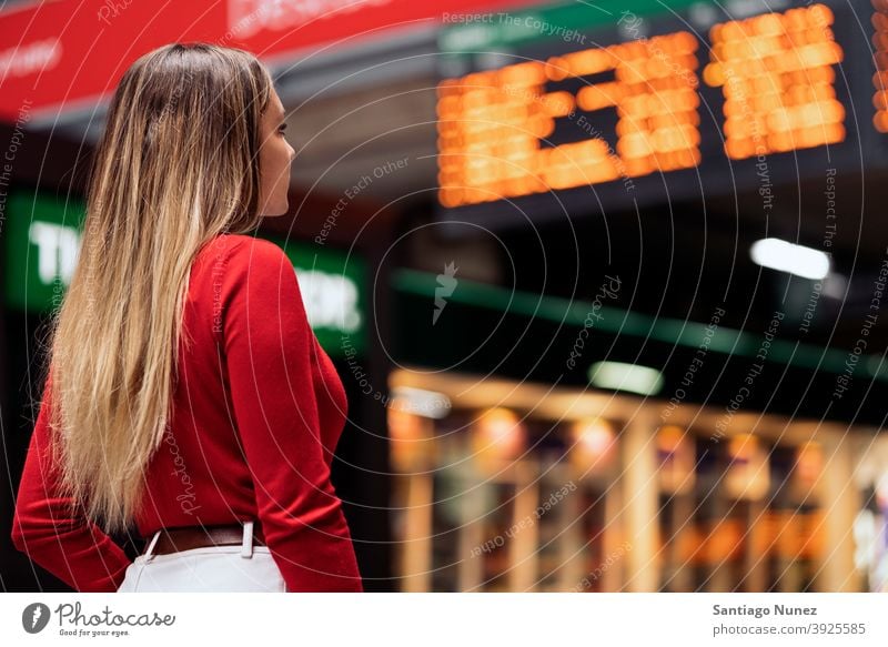 Mädchen im Bahnhof Rückansicht Blick blond gesichtslos Station Frau jung copyspace Panel Info-Panel lässig Model Ausflugsziel reisen Reisender allein