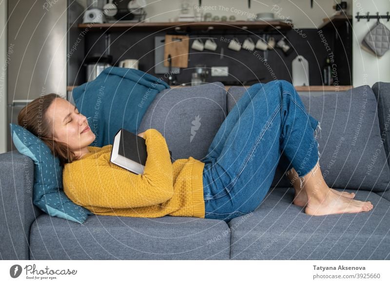 Frau schläft nach dem Lesen lesen schlafen Buch im Innenbereich Sofa heimwärts Erholung Wohnzimmer bequem Person Lifestyle Kaukasier Erwachsener Freizeit Liege