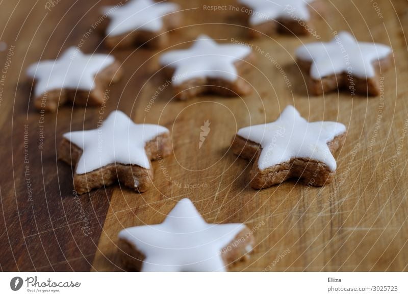 Zimtsterne auf Holz Plätzchen Weihnachten Weihnachten & Advent Weihnachtsgebäck Sterne lecker Weihnachtsplätzchen Weihnachtsbäckerei süß Plätzchen backen