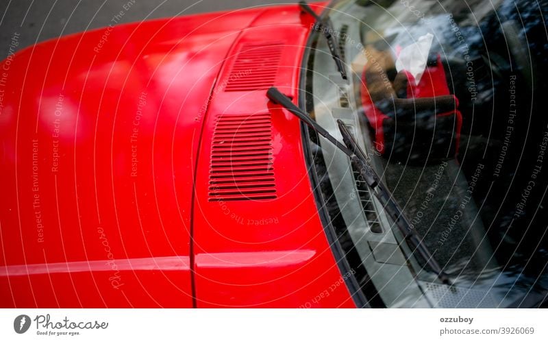Wischer am roten Auto PKW Transport Abstreifer Glas im Freien horizontal Automobil Scheitel Fahrzeug Windschutzscheibe Fenster fahren Kapuze Reichtum glänzend