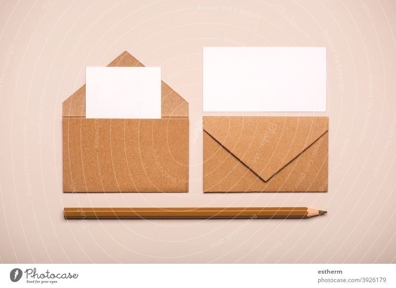 Briefumschläge aus braunem Papier mit weißen Karten und braunem Stift Kuverts Nachricht copyspace Textfreiraum Attrappe Paket Schreibstift senden Deckung Flyer