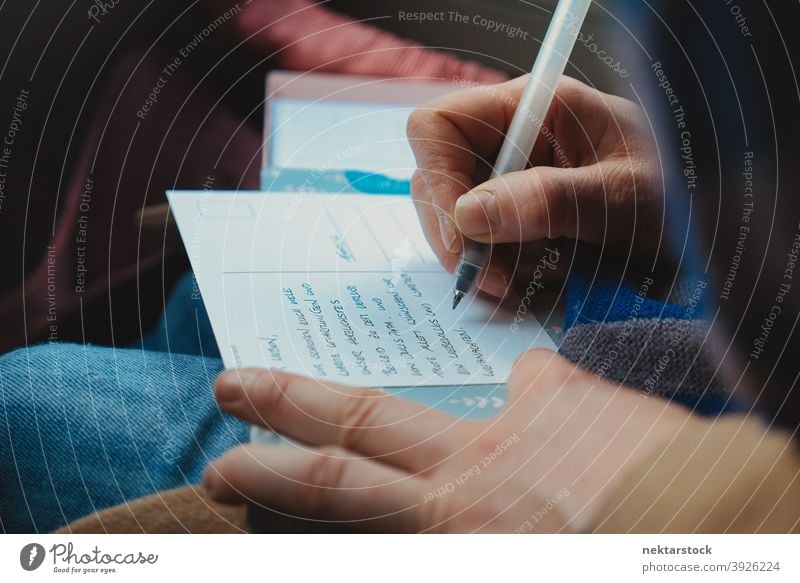 Hand der schreibenden Person Postkarte Schreibstift abschließen Handschrift Tusche Finger Beteiligung nicht erkennbare Person natürliche Beleuchtung Sprache