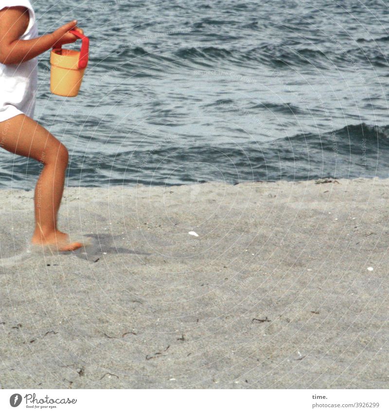 Backzutatenservice wasser ostsee sonnig nass fernweh kindheitserinnerung reisen meer meeresoberfläche eimer mädchen tragen laufen halten strand sand urlaub