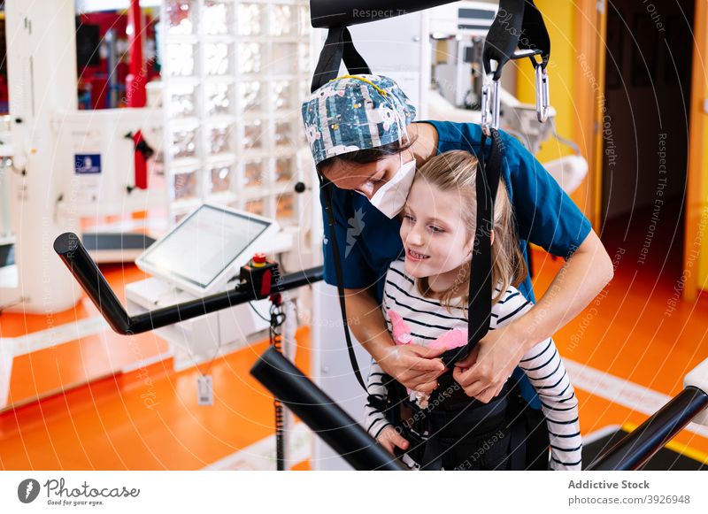 Behindertes Mädchen bereitet sich auf eine physiotherapeutische Übung vor Rehabilitation deaktivieren Kind Gerät Therapie Physiotherapie vorbereiten Training