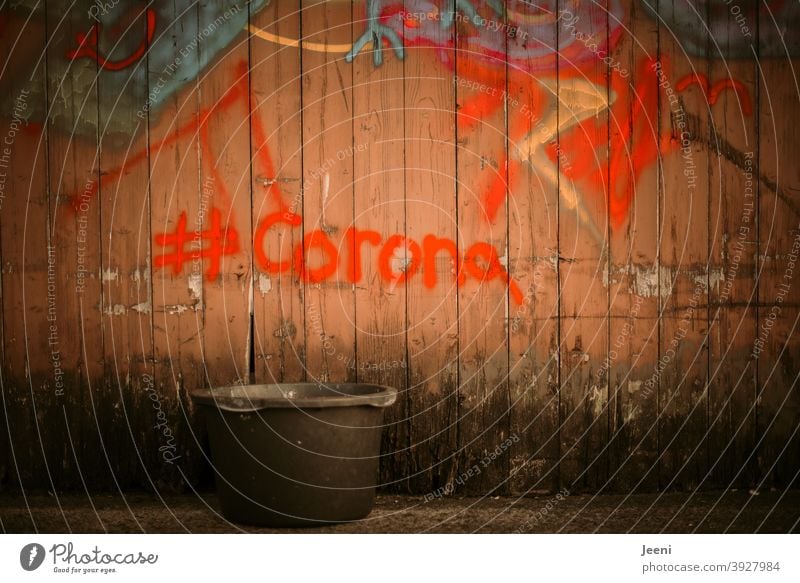 Ab in den Eimer damit | Beschmierte und bemalte Bretterwand mit #Corona | corona thoughts Corona-Virus Coronavirus COVID Pandemie coronavirus covid-19 COVID19