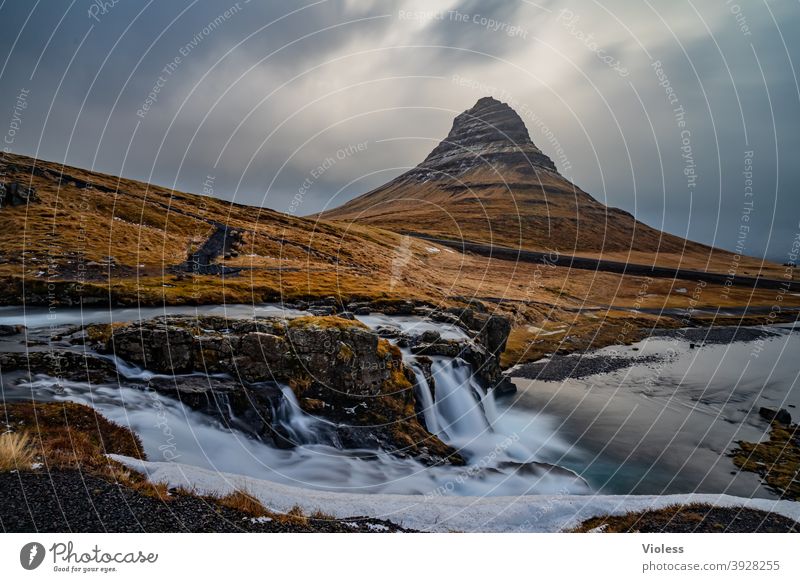 Island Natur pur Snæfellsnes kirkjufellsfoss Kirkjufell Wasserfall Berge u. Gebirge Sukkurtoppen Vulkan Langzeitbelichtung entdecken Wolken gefroren