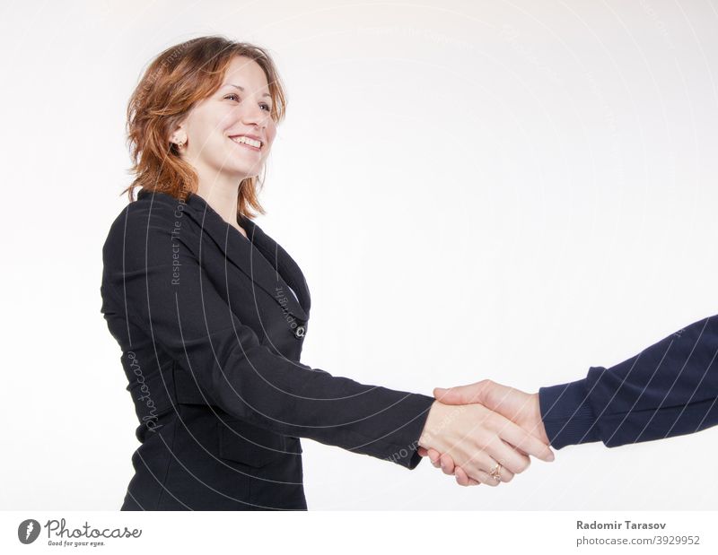 Geschäftsfrau beim Händeschütteln mit einem Kollegen Business Menschen Vereinbarung Büro Hände schütteln Team Glück männlich Frau Arbeit professionell Person