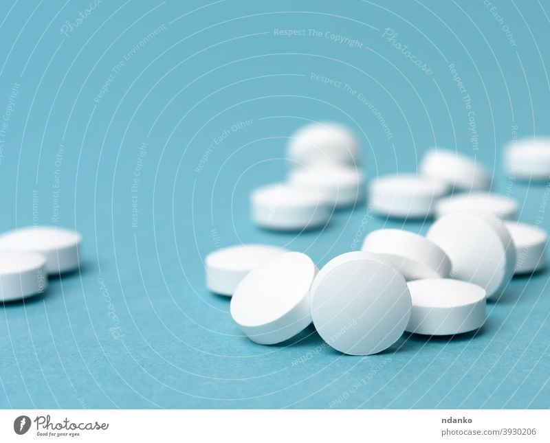 Weiße runde Pille für das Gesundheitswesen. Medizinische Behandlung, blauer Hintergrund Vitamin Tablette Verschreibung Abhilfe Wissenschaft Kulisse Krankheit