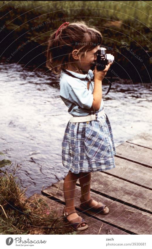 Nachwuchskünstlerin Mädchen Kind Kindheit Natur Scan Dia analog Fotografie Fotokamera Fotografieren fotografin Freizeit & Hobby retro Wasser Fluss Bach Steg