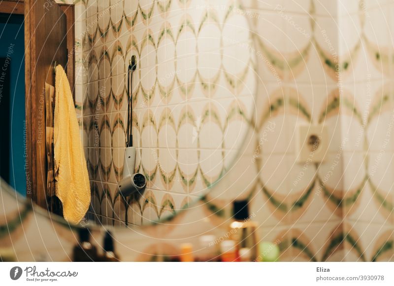 Retro Badezimmer - Spiegel, Fließen, Kosmetika, Handtuch und Föhn Wand hängen retro 70er Bunt alt vintage 70er Jahre Muster Nostalgie Fliesen altmodisch