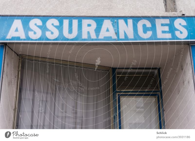 Schild Assurances weiß auf blau über einer alten Versicherungsagentur um 1950 französisch Blauton Weihnachten geschlossen vintage Schaufenster Eingangstür