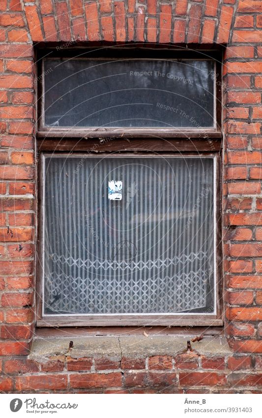 Verlassen - Fenster mit alter Gardine altes Fenster Fensterscheibe Ziegel Backstein verlassen vergessen flüchtig Flucht Gardinen Glas Architektur Wohnung