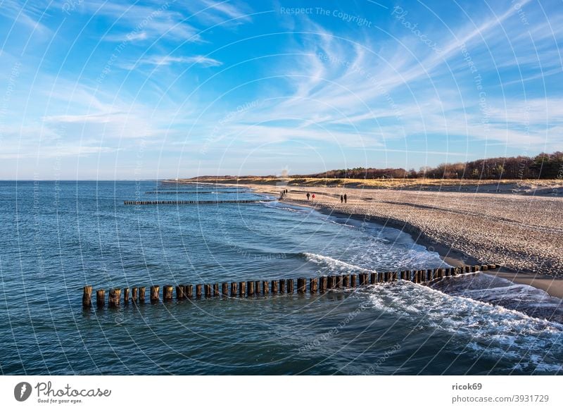 Buhnen an der Ostseeküste in Graal-Müritz Küste Graal Müritz Meer Strand Düne Dünengras Wellen Wasser Himmel Wolken blau Mecklenburg-Vorpommern Landschaft Natur