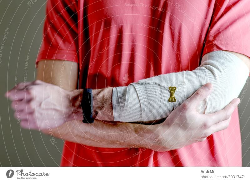 Der Mann stützt die verletzte Hand. Erstversorgung, die Hand wird mit einer elastischen Binde straff fixiert. bandagieren Hintergrund Training Arme Person Arzt