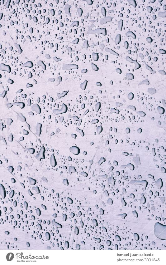 Regentropfen auf dem Fenster Tropfen Wasser nass abstrakt Hintergrund texturiert hell regnerisch regnerische Tage Winter graue Farbe prasseln Wassertropfen