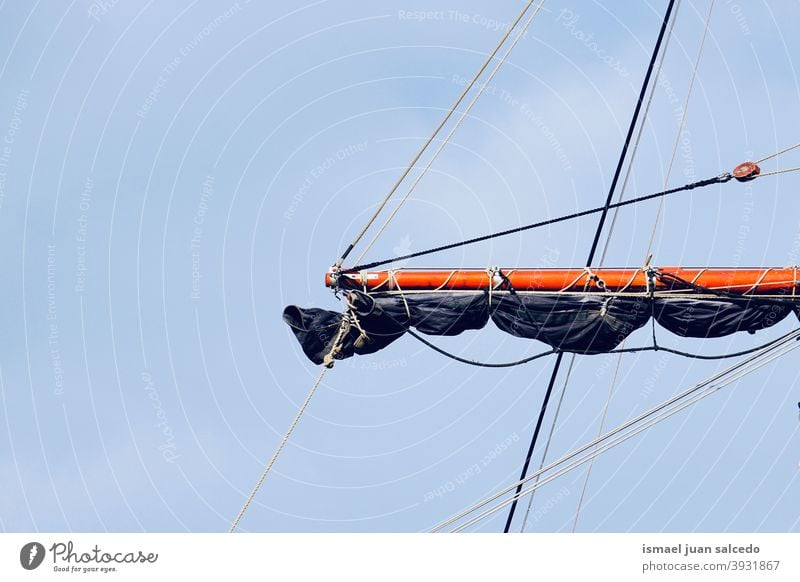 Segelbootmast, Segel und Seil Schiff Mast Boot Segeln Takelage Gefäße MEER Seehafen hoch nautisch Transport Himmel blau Masten Seile alt reisen marin Wasser