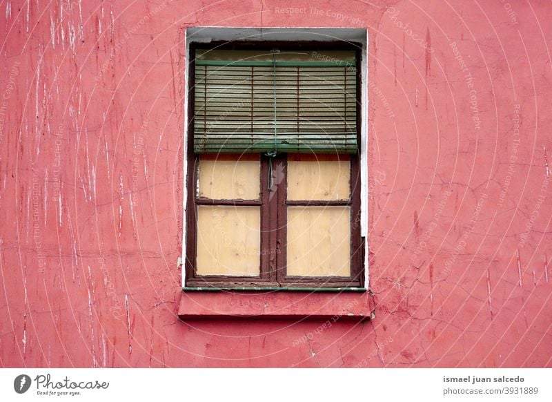Fenster an der roten Fassade des Hauses, Architektur in der Stadt Bilbao Spanien Gebäude Außenseite heimwärts Straße Großstadt im Freien Farbe farbenfroh