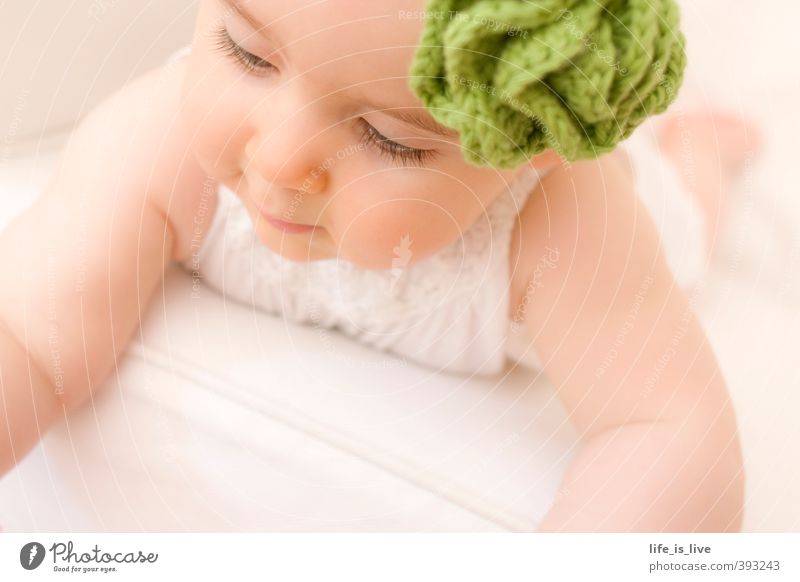 soft moments harmonisch Erholung feminin Baby Gesicht 0-12 Monate Stirnband schön natürlich niedlich ästhetisch Kindheit zart liegen Gedeckte Farben Nahaufnahme