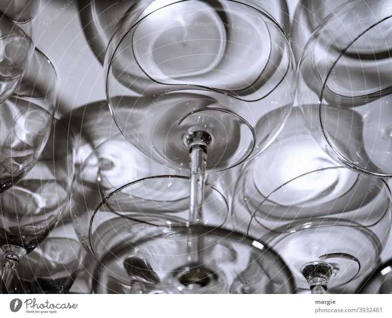 Prosit Neujahr! Gläser im Schrank Glas Licht Rotweinglas Weinglas Schatten Alkohol Getränk Nahaufnahme Feste & Feiern Innenaufnahme genießen Party Restaurant
