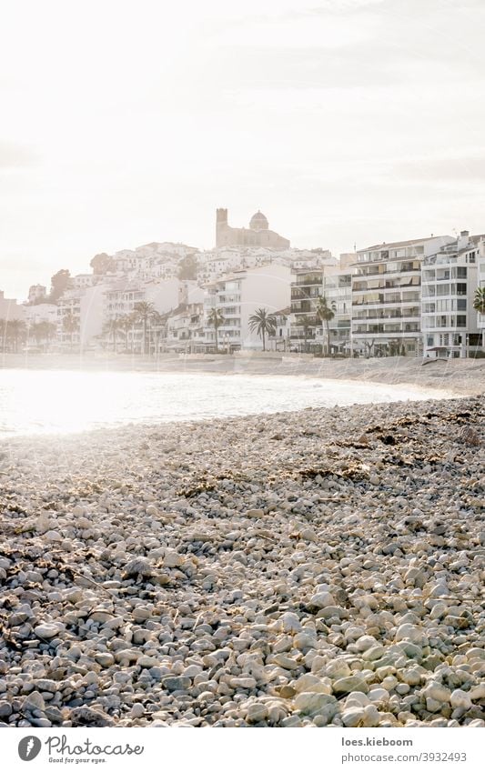 Der zerstörte Strand in Altea nach Sturm Gloria im Januar 2020 mit Blick auf Küste und Altstadt im Gegenlicht, Altea, Costa Blanca, Spanien altea mediterran