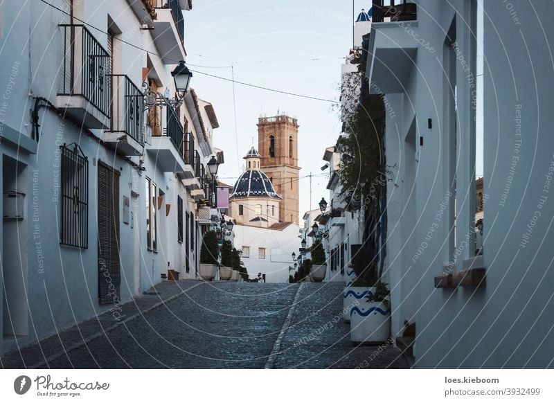 Altstadt von Altea mit kopfsteingepflasterter Straße und Blick auf blaue Kuppelkathedrale, Altea, Costa Blanca, Spanien altea Kathedrale Dom Kirche Gebäude