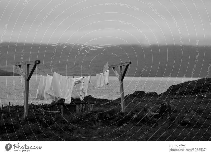 Wäsche trocknet an isländischem Fjord Wäscheleine Wäsche waschen Wäscheständer Island Landschaft Waschtag Häusliches Leben Alltagsfotografie Bekleidung frisch