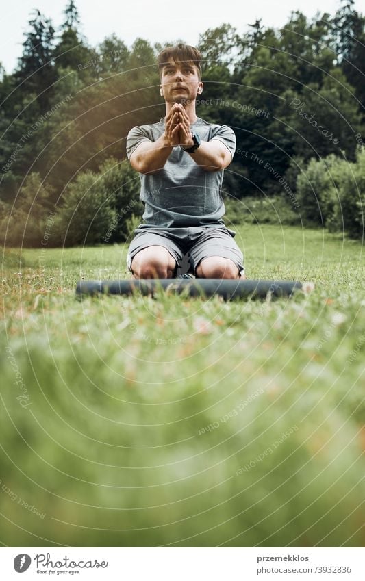 Junger Mann macht Übungen im Freien auf Gras während seiner Calisthenics Workout aktiv Aktivität Athlet sportlich Körper Bodybuilder Bodybuilding calisthenics