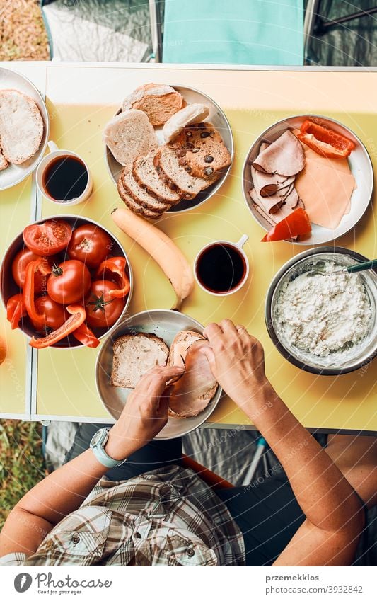 Frühstück in den Sommerferien auf dem Campingplatz zubereitet authentisch wirklich Banane gekochtes Fleisch langsames Leben Tischdecken im Freien