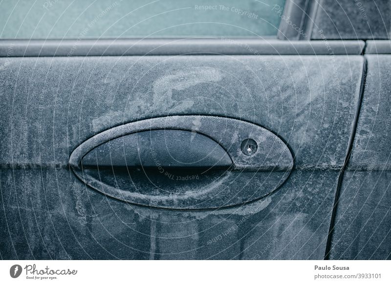 Das Wort Winter auf einer vereisten Autoscheibe geschrieben - ein  lizenzfreies Stock Foto von Photocase
