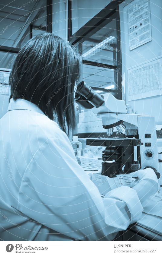 Seriöser Kliniker, der das chemische Element im Labor untersucht Analyse Analysieren schön Biochemie Biologie Biotechnologie Kaukasier Chemikalie Chemiker