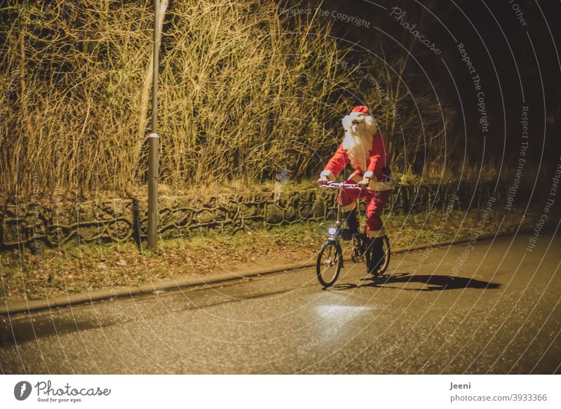 Da kam er angeradelt am Heiligen Abend | Weihnachtsmann auf dem Fahrrad | weil kein Schnee lag, konnte er den Schlitten nicht nutzen | mit Mund-Nasen-Schutz wegen der Corona-Pandemie