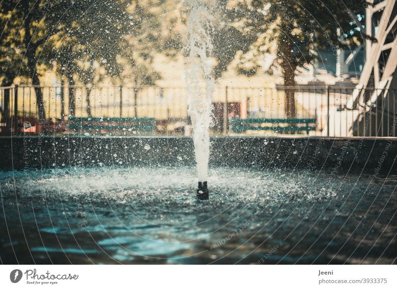 Das Wasser spritzt in einer Fontäne nach oben | Springbrunnen im Sommer Brunnen nass Wassertropfen spritzen Wassertröpfchen Wasserfontäne Kühlung Erfrischung
