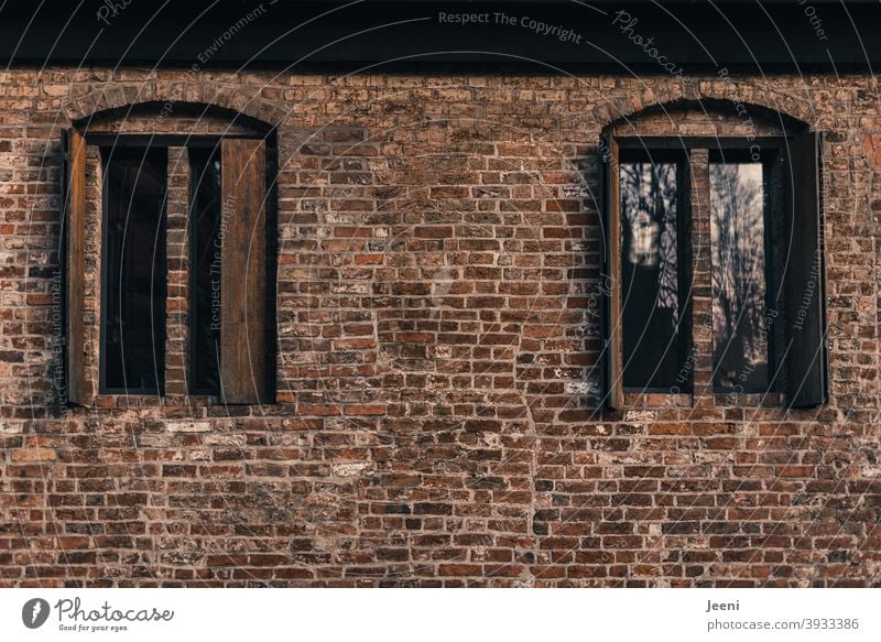 Schöne alte Backsteinwand mit symmetrischen Fenstern und Fensterläden aus Holz Backsteinmauer Haus Gebäude Mauer Wand Fassade Bauwerk Architektur