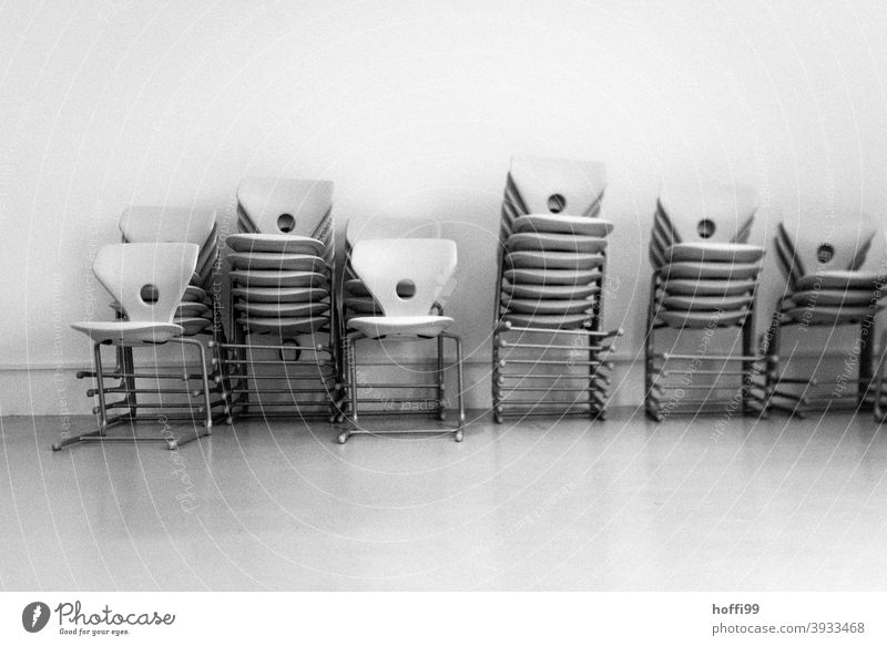 Stapel von Stühlen Stuhlgruppe Stuhlstapel aufeinander Bestuhlung minimalismus Konferenzsaal Klappstuhl minimalistisch Büro Ordnungsliebe stapelbar Möbel gleich