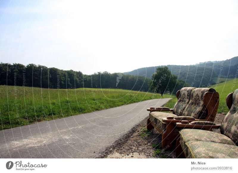 abgestelle Möbel am Straßenrand Sofa Erholung Sitzgelegenheit Couch Wege & Pfade Landschaft Natur Wegesrand grün Baum Wiese ruhig Wald Bergisches Land