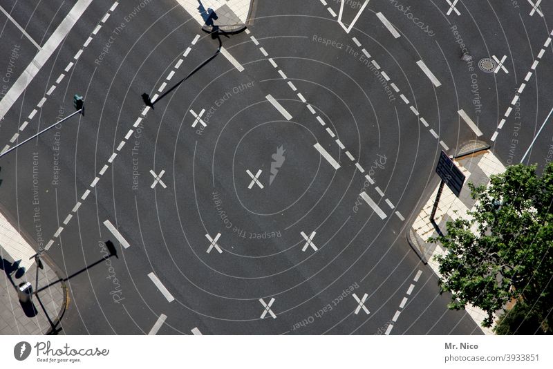 Straßenkreuzung Streifen Strukturen & Formen Kreuzung Orientierung Wegkreuzung Richtung straße markierung Straßenverkehrsordnung linie wegweiser Navigation