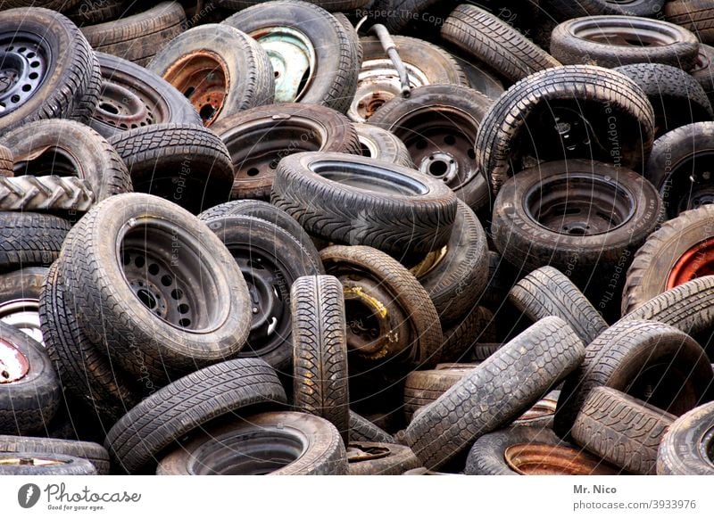 Altreifensammelstelle Reifen Reifenprofil Gummi schwarz Schrott Recycling gestapelt entsorgung müll alt material industrie verschmutzung Abfall Recyclinghof