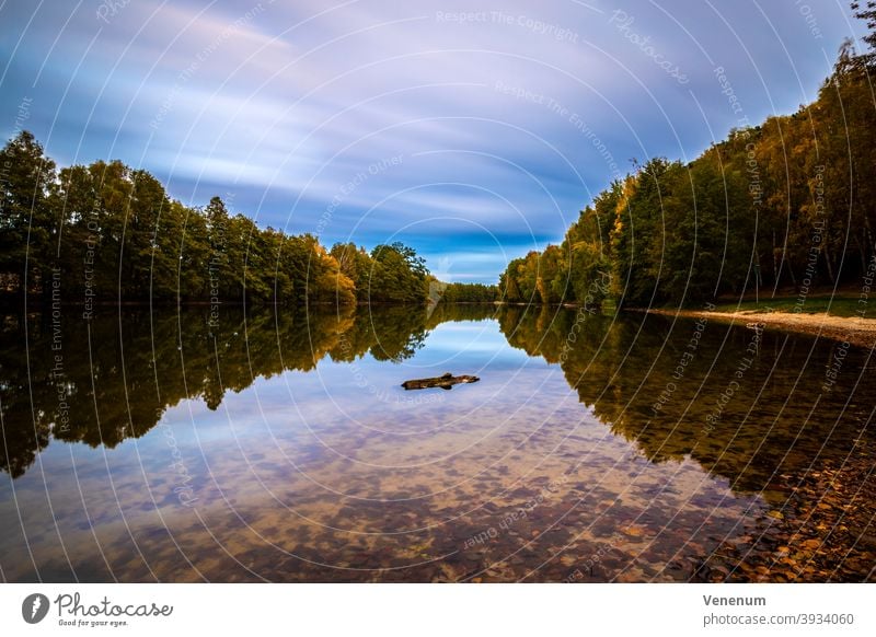 Langzeitbelichtung an einem kleinen See im Herbst Wald Baum Wälder Bäume Blatt Natur Farbe Saison Deutschland meteorologisch Laubfall Nordhalbkugel Herbstfarben