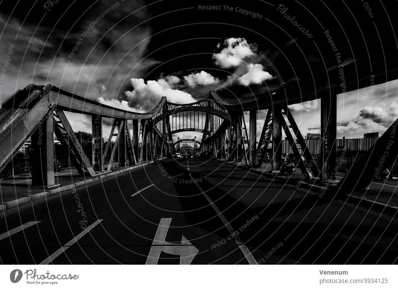 Swinemünder Brücke in Berlin Brücken Straße Straßen Eisenbahn Spuren Eisenbrücke Großstadt urban Kapital Himmel Cloud Wolken schwarz auf weiß