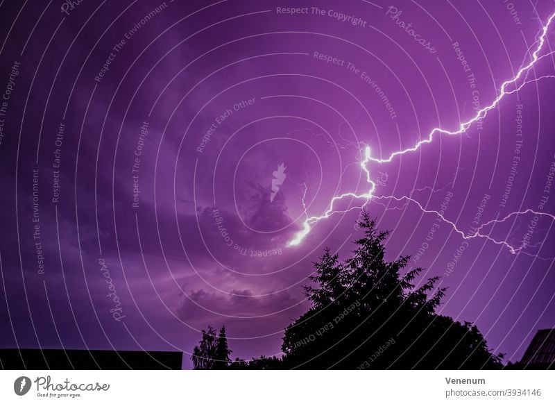 Gewitter mit Blitzen Sturmwetter Cloud Wolken Großstadt Städte Haus Häuser Deutschland Sommer Funkenentladung Bogen Licht Blitzschlag elektrostatische Ladung