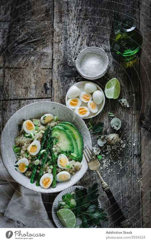 Leckerer Quinoa-Salat mit Avocado und Eiern auf dem Tisch in der Küche serviert Salatbeilage Spargel Gesundheit Bestandteil Schalen & Schüsseln Mahlzeit frisch