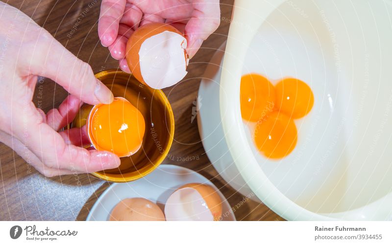 Frische Hühnereier werden als Zutaten in der Küche verwendet Eier Hände backen Rezept Vorbereitung Lebensmittel kulinarisch Bäcker Koch roh Tisch