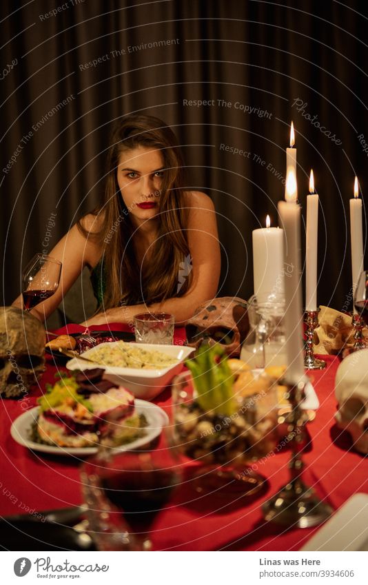 Es soll ja die "schönste Zeit des Jahres" sein! Gestresst von der Gewichtszunahme während der Feiertage? Versuchen Sie, ein paar Totenköpfe auf den Tisch zu stellen, wie dieses hinreißende brünette Mädchen, und vielleicht ein Glas oder mehr Wein zu trinken, anstatt einen Löffel Salat.