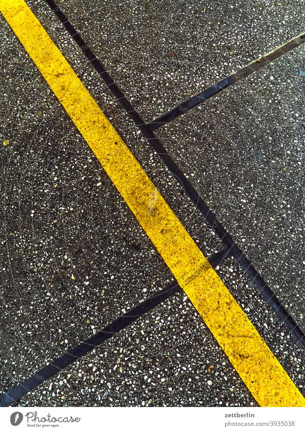 Gelbe Linie abbiegen asphalt autobahn ecke fahrbahnmarkierung fahrrad fahrradweg hinweis kante kurve linie links navi navigation orientierung pfeil radfahrer