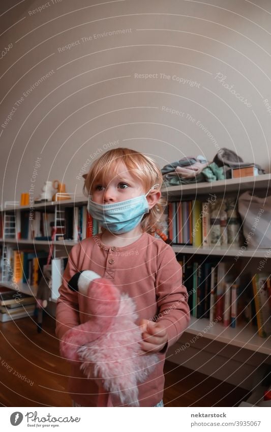 Kind trägt Gesichtsmaske zu Hause Mundschutz Frau Mädchen im Innenbereich heimwärts Kaukasier schützend 2020 Sperrung Quarantäne reales Leben echte Menschen