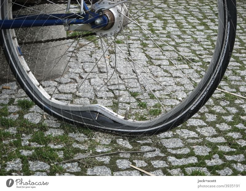riesige Delle im Laufrad (Felge, Speichen mit der Bereifung) - ein  lizenzfreies Stock Foto von Photocase