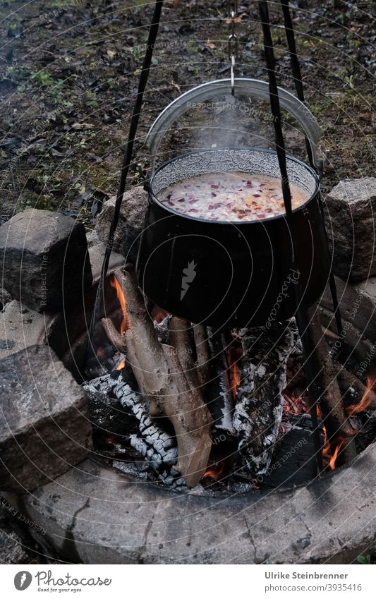 Ungarische Fischsuppe über Lagerfeuer Kochen Kessel Dreibein Feuer Feuerstelle Suppe ungarisch Weihnachtsessen Glut Wärme heiß Flamme brennen dampfen