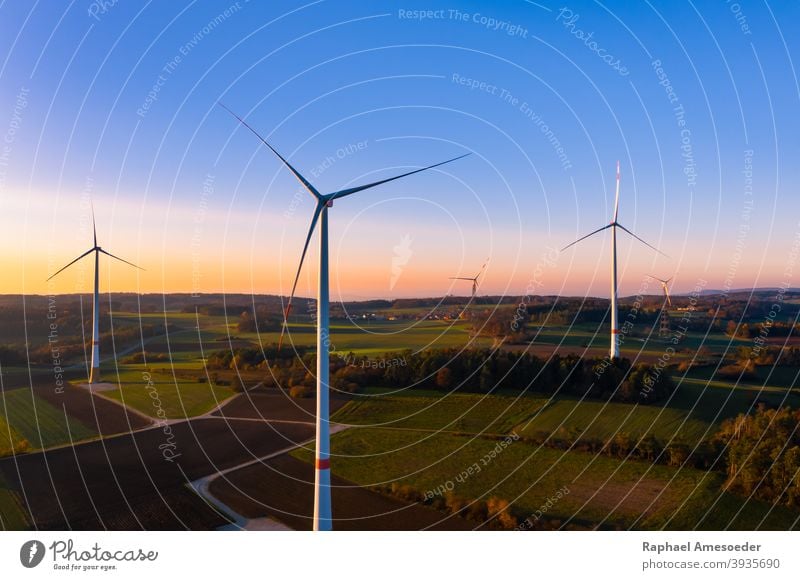 Luftaufnahme eines farbenfrohen Herbst-Sonnenuntergangs bei Windkraftanlagen Antenne Ackerbau alternativ blau Sauberkeit Konstruktion Landschaft ökologisch