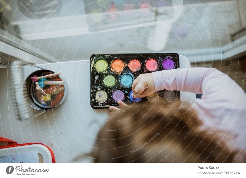 Kind spielt mit farbigen Aquarellfarben Wasserfarbe Kreativität 1-3 Jahre Kindergarten malen Kunst Farbfoto Freizeit & Hobby mehrfarbig Pinselblume Farbe