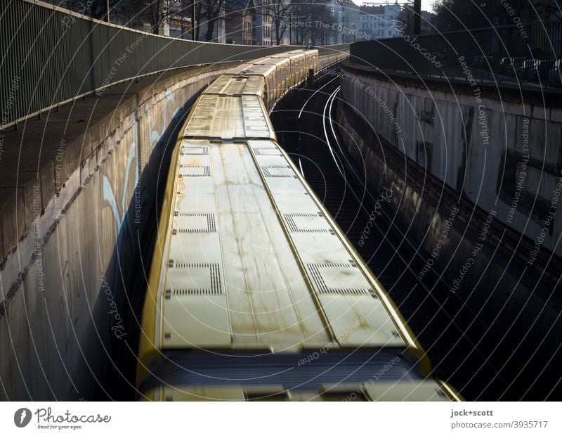 Auf eingefahrenen Gleisen in den Untergrund Mobilität U-Bahn Schienenverkehr Geschwindigkeit Öffentlicher Personennahverkehr Verkehrsmittel Bewegungsunschärfe